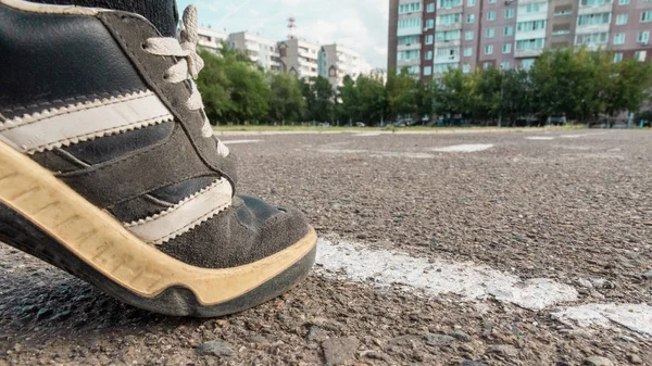 Idrottare Fot Sneakers Börjar Från Vit Rand Asfalt Trottoar — Stockfoto