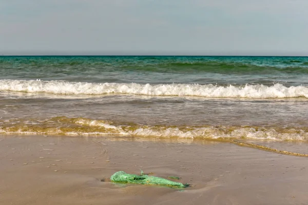 Dreckige Zerknüllte Plastiktüte Strand Geworfen — Stockfoto