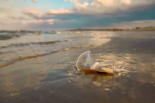 Sujo Crumpled Copo Plástico Jogado Praia — Fotografia de Stock