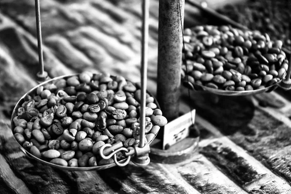 Bilance vintage con chicchi di caffè in serbo. vista in bianco e nero — Foto Stock