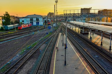 Jule 1, 2018. Krasnoyarsk. Rusya. Tren istasyonuna gün batımının üstten görünüm