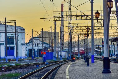 Krasnoyarsk. Rusya. gün batımının Tren İstasyonu