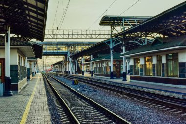 Jule 1, 2018. Krasnoyarsk. Rusya. Tren istasyonuna gün batımının üstten görünüm