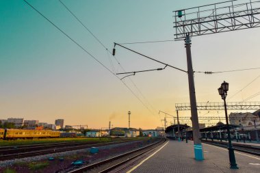 Jule 1, 2018. Krasnoyarsk. Rusya. Tren İstasyonu günbatımı manzarası
