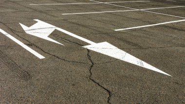 Asfalt yol üzerinde beyaz ok işaretleri