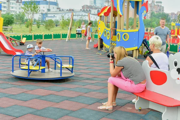 2018입니다 크라스노야르스크입니다 러시아 엄마는 아이의 사진을 카메라에 그들은 목마에 — 스톡 사진