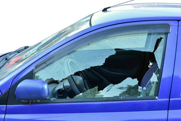 Şoför koltuğuna kırık penceresinden. Beyaz arka plan üzerinde izole bluecar çalmak için girişim. Rus şehri suç durumda. 
