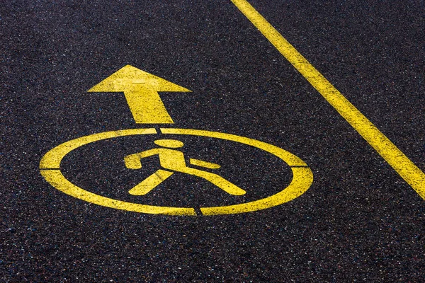 Asfalt sarı işareti. patika yön oklu