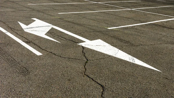 Asfalt yol üzerinde beyaz ok işaretleri