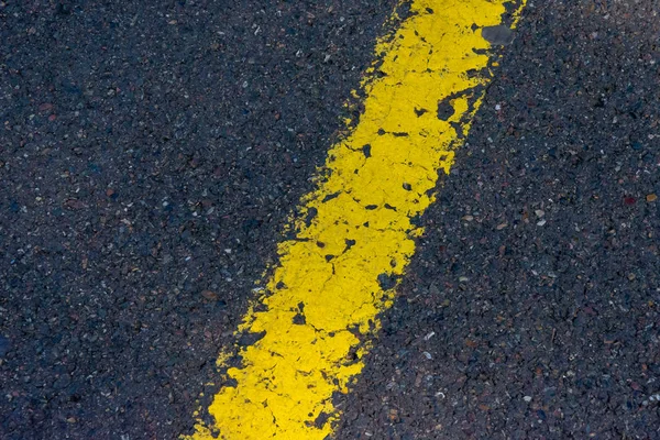 Tira Diagonal Amarela Tinta Novo Asfalto Preto — Fotografia de Stock