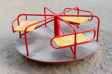 Beyaz arka plan üzerinde izole mavi atlıkarınca. Çocukluk, ebeveynlik, Oyunlar kavramı.