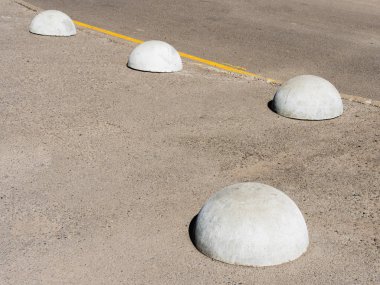 Beyaz beton hemisferlerin otopark bariyer yasaklayan