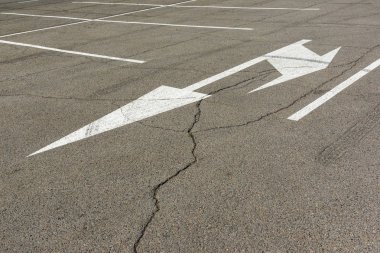 Asfalt yol üzerinde beyaz ok işaretleri