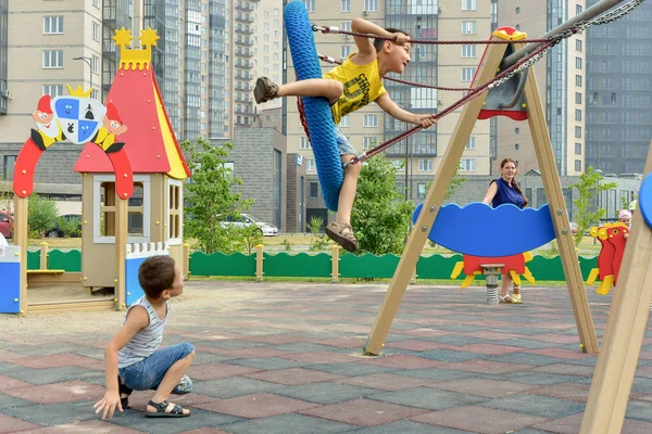 Červenec 2018 Krasnojarsk Rusko Děti Jsou Vrhací Zábavy Houpání Houpačce — Stock fotografie