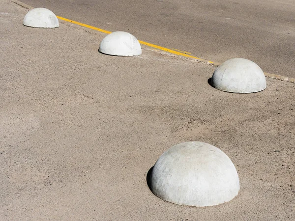 Hemisferios Hormigón Blanco Que Prohíben Barrera Estacionamiento — Foto de Stock