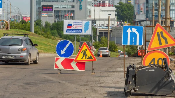 Srpna 2018 Krasnojarsk Rusko Probíhající Práce Práce Silnici Dopravní Značky — Stock fotografie