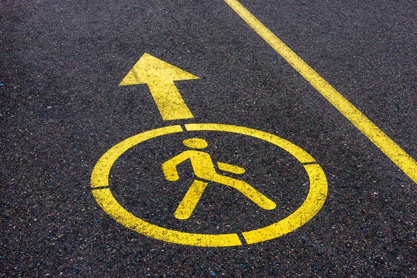 Asfalt sarı işareti. patika yön oklu