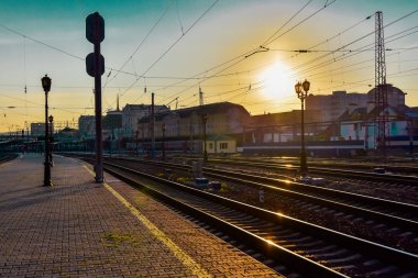 Jule 1, 2018. Krasnoyarsk. Rusya. Tren İstasyonu günbatımı manzarası