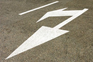 Asfalt yol üzerinde beyaz ok işaretleri