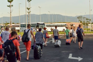 3 Temmuz 2018. Cam Ranh. Vietnam. Bir kalabalık turist tatile geldi. Park yerinin yakınındaki bogage turistlerle yol