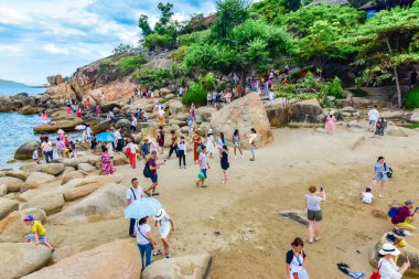 Jule 5, 2018. Nha Trang. Vietnam. Rock Bahçe tatlım Chong. Çok sayıda turistin uçurumdaki. Güzel sahil deniz