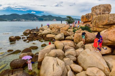 Jule 5, 2018. Nha Trang. Vietnam. Rock Bahçe tatlım Chong. Çok sayıda turistin uçurumdaki. Güzel sahil deniz