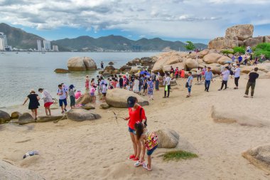 Jule 5, 2018. Nha Trang. Vietnam. Rock Bahçe tatlım Chong. Çok sayıda turistin uçurumdaki. Güzel sahil deniz. 