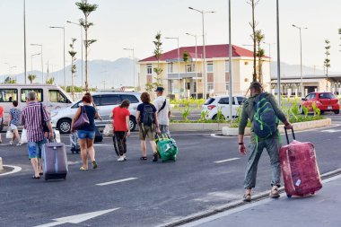3 Temmuz 2018. Cam Ranh. Vietnam. Bir kalabalık turist tatile geldi. Park yerinin yakınındaki bogage turistlerle yol