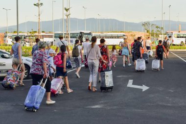 3 Temmuz 2018. Cam Ranh. Vietnam. Bir kalabalık turist tatile geldi. Park yerinin yakınındaki bogage turistlerle yol