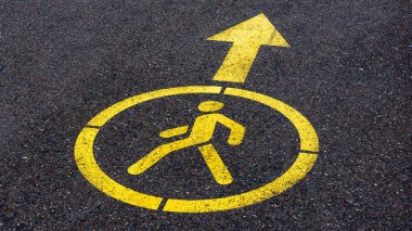 Asfalt sarı işareti. patika yön oklu