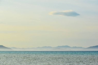 deniz ve mavi gökyüzü güzel hat. dev dağlarla siste