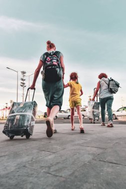 Bir kadın bir çocuk göçmenler ile yabancı bir ülkede vardı. Onlar hızlı bagaj ile gitmek