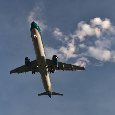 Uçak bulutlardan çıkartıyor. Uzay fot metin kopyalama