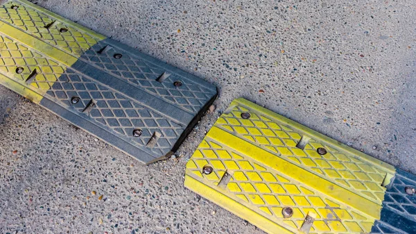 Emanet hız tümseği bir asfalt yolda trafik