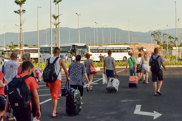3 Temmuz 2018. Cam Ranh. Vietnam. Bir kalabalık turist tatile geldi. Park yerinin yakınındaki bogage turistlerle yol