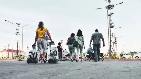 3 Temmuz 2018. Cam Ranh. Vietnam. Kalabalık turist bavul ve bogage. Arkadan görüntüleyin. Bir yaşam biçimi olarak seyahat
