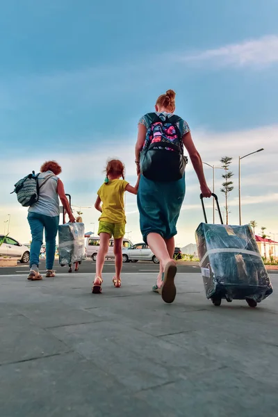 Kadın çocuk ile dinlenmek için geldi. Bagaj turist Otobüs duraklarına gidiyordum. Bir yaşam biçimi olarak seyahat