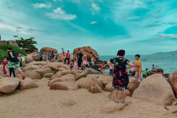Jule 5, 2018. Nha Trang. Vietnam. Rock Bahçe tatlım Chong. Nha Trang. Çok sayıda turistin uçurumdaki. Güzel sahil deniz