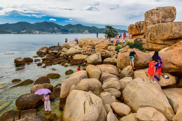Jule 5, 2018. Nha Trang. Vietnam. Rock Bahçe tatlım Chong. Çok sayıda turistin uçurumdaki. Güzel sahil deniz
