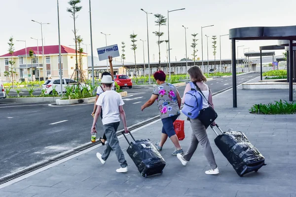 3 Temmuz 2018. Cam Ranh. Vietnam. Bir kalabalık turist tatile geldi. Park yerinin yakınındaki bogage turistlerle yol