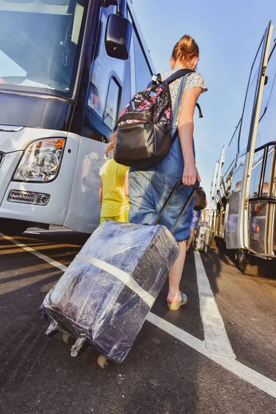 Mulher Com Criança Chegou Para Descansar Turistas Com Bagagem Vão — Fotografia de Stock