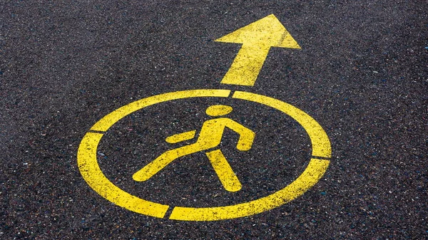 Asfalt sarı işareti. patika yön oklu