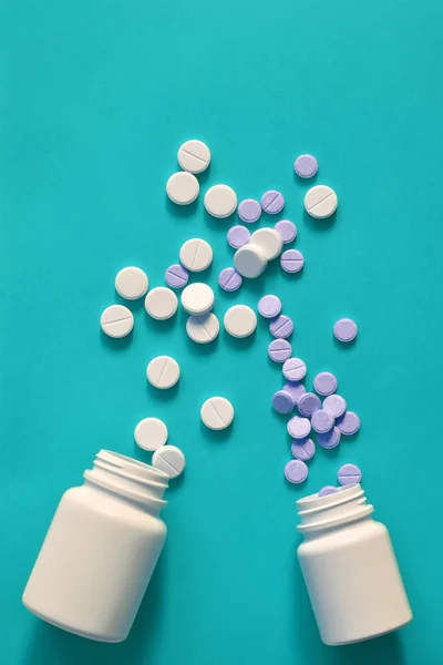 Pillen Auf Blauem Hintergrund Verstreut Pillen Aus Der Flasche Geschüttet — Stockfoto