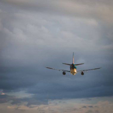 Uçak bulutların arkasına uçar. Uzay fot metin kopyalama