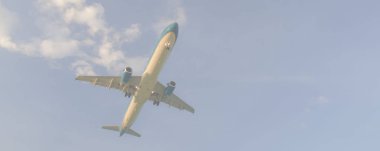 Uçak bulutlardan çıkartıyor. Uzay fot metin kopyalama