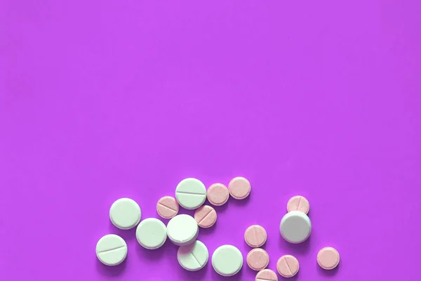 Różowe Białe Tabletki Rozrzucone Fioletowym Tle Kopiować Miejsca Tekst — Zdjęcie stockowe