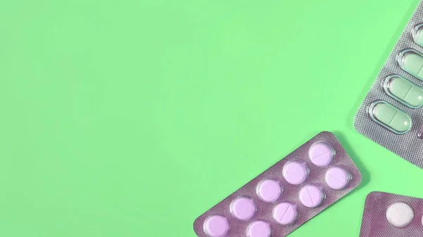 Blasen Verschiedener Pillen Auf Grünem Hintergrund Kopierraum Für Text — Stockfoto