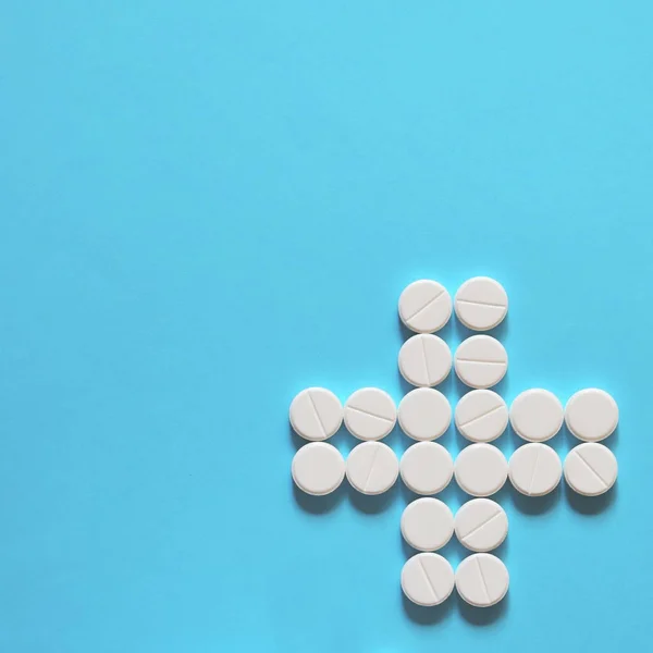 Pastillas Blancas Establecidas Forma Cruz Sobre Fondo Azul Espacio Copia — Foto de Stock