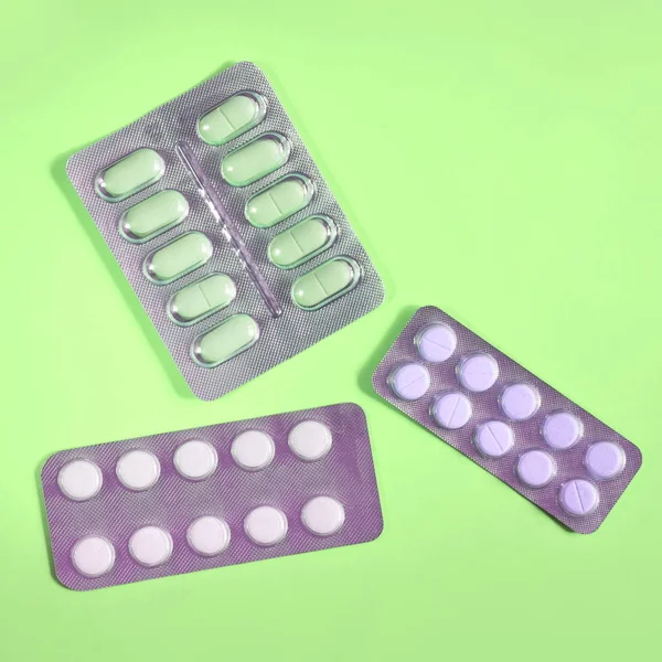 Blasen Verschiedener Pillen Auf Grünem Hintergrund — Stockfoto