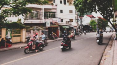 Arka plan için bulanık fotoğraf. İnsanlar şehir trafiğinde motosiklete biniyor..